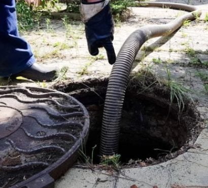 kloakservice-arbejder-527x352